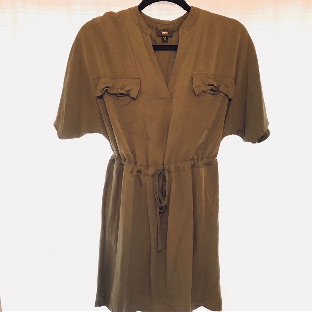 V neck, cinch waist, knee length dress